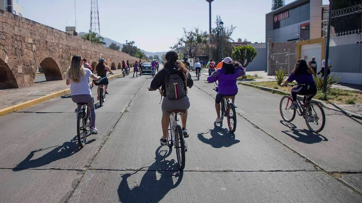 Mujeres en bicicleta por la avenida Acueducto